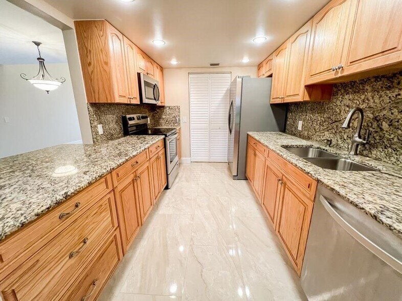 Building Photo - 10740 S Golfview Dr