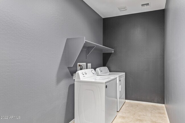 Building Photo - 43721 W Acacia Ave