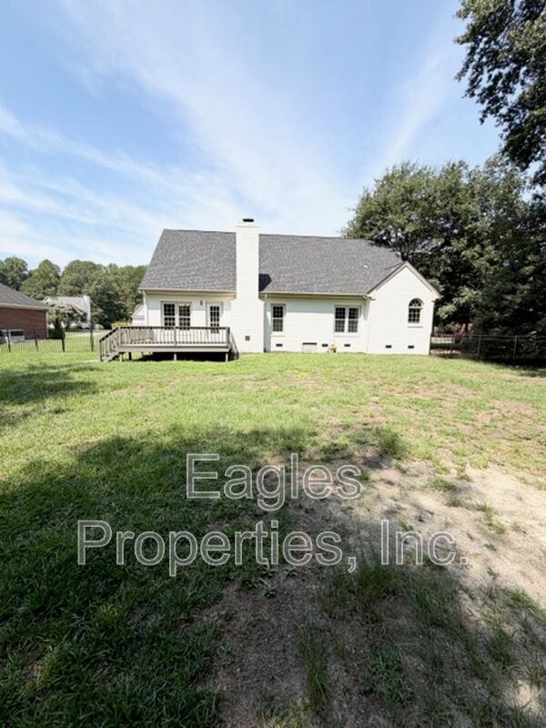 Building Photo - 210 Creekside Dr