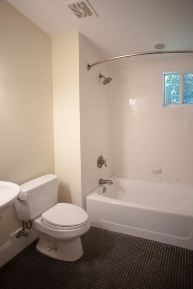 Building Photo - Sleek & Sun-Drenched 2BR Townhouse in Heart of Carrboro