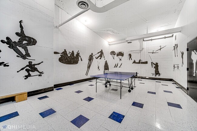 Building Photo - 6033 N Sheridan Rd