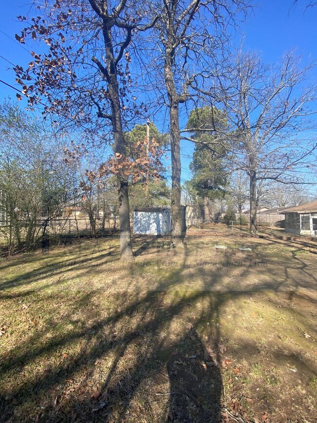 Building Photo - 303 S Longfield Ave