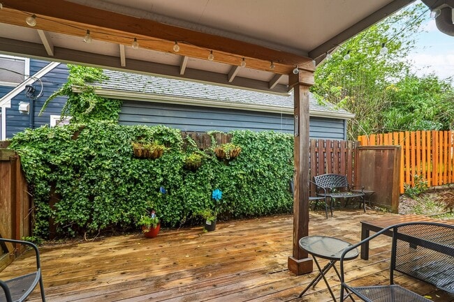 Building Photo - 3 Bedroom, 2 Bath House Near Portland Community College on Quiet Dead-end Street