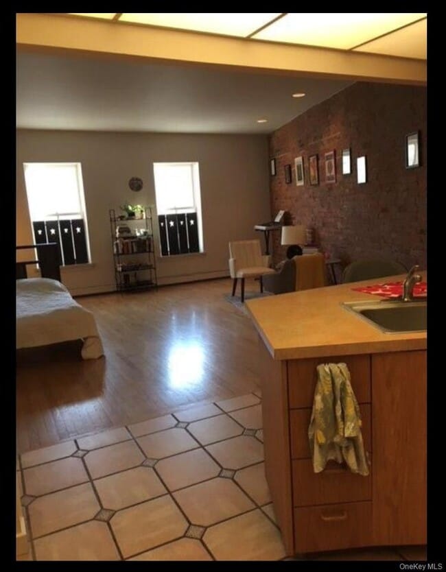 Building Photo - 528 Main St