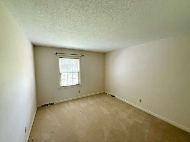 Building Photo - Three bedroom, 2 bath house in Mebane
