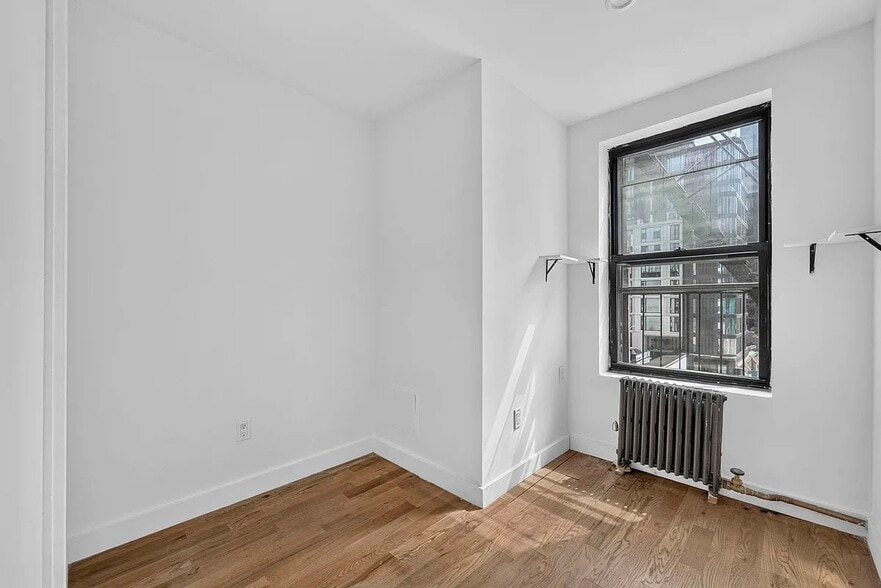 Building Photo - 406 W 39th St