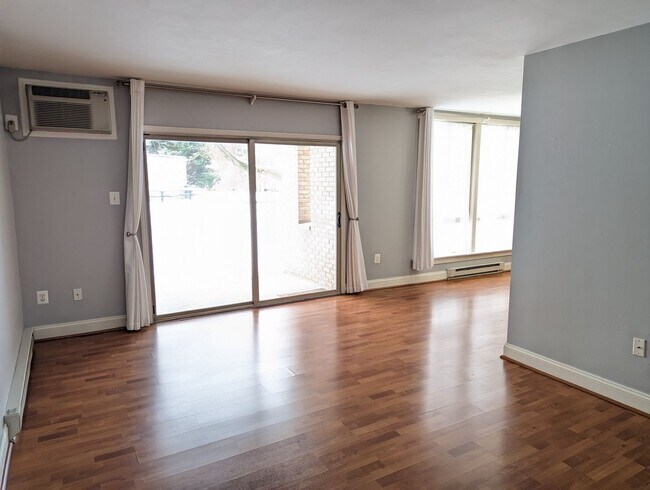 Building Photo - Two bedroom first floor condo in Jefferson...