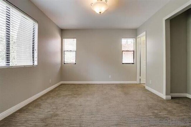 Building Photo - Gorgeous Tri-Level End Unit Home