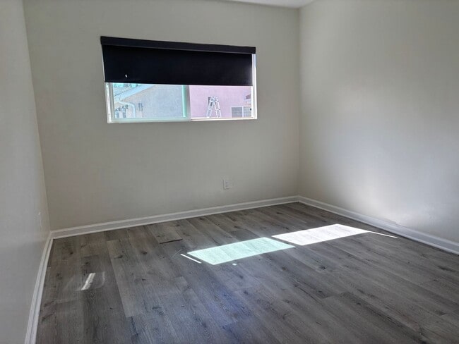 Building Photo - 10547 Hayvenhurst Ave