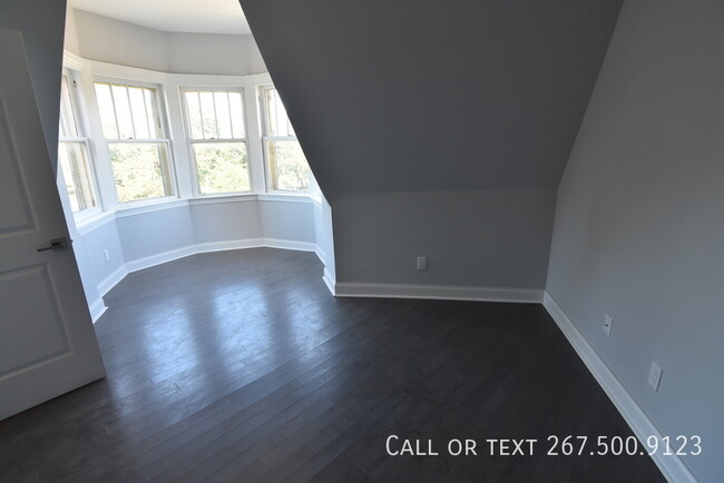 Building Photo - Lovely top floor 1BR unit with the vie of ...