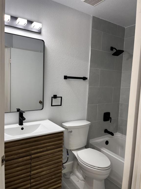 Building Photo - 7617 Tamarind Ave