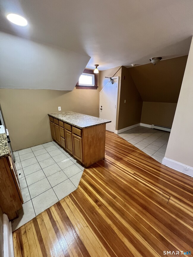 Building Photo - 62 Quaker Ln S