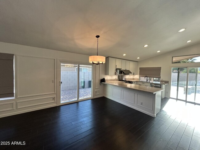 Building Photo - 855 N Quail Ln
