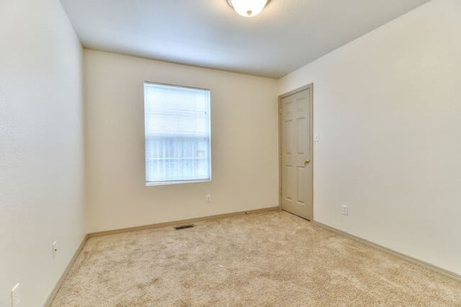 Building Photo - Spacious 3 bedroom, 1 bath home in Urbana ...