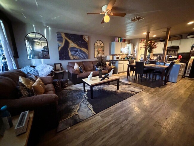 Building Photo - 2205 Cedar Ave