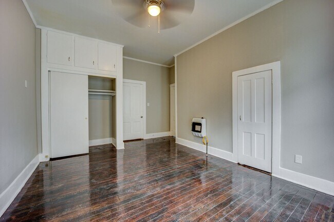 Building Photo - 516 S 17th St