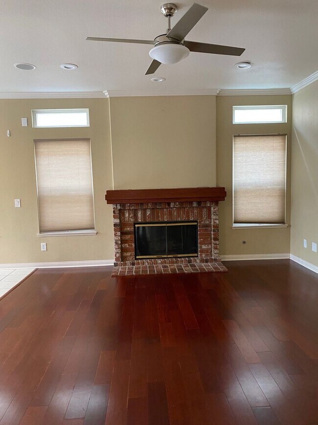 Building Photo - Beautiful 3 Bed 3 Bath Sorrento Home in Cy...