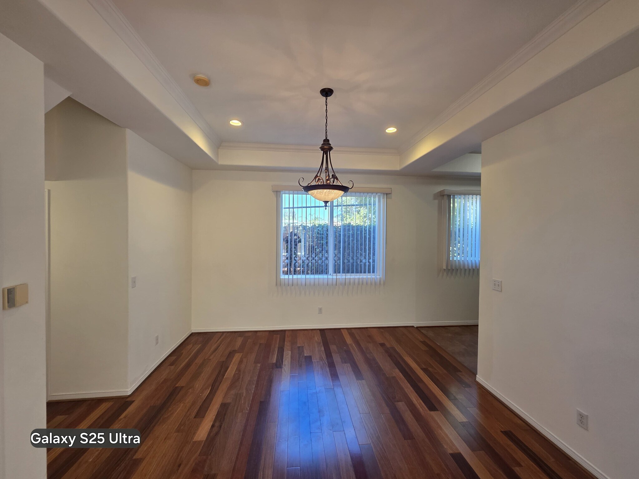 Building Photo - 5242 Vesper Ave