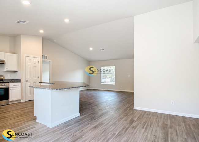 Building Photo - Breathtaking single-famiy home!
