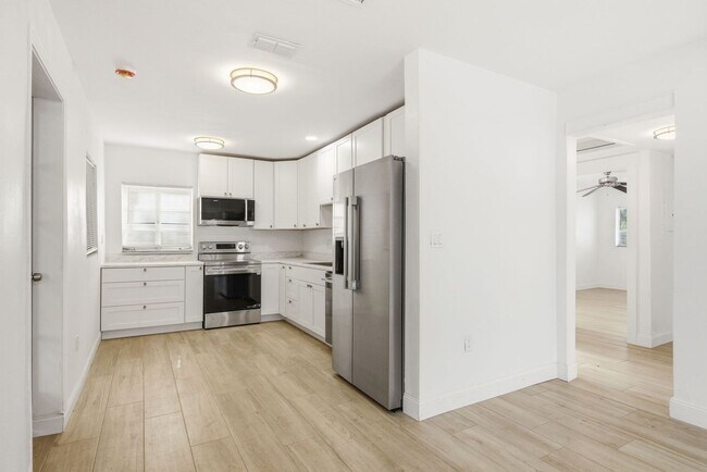 Building Photo - Remodeled 3/1 Home