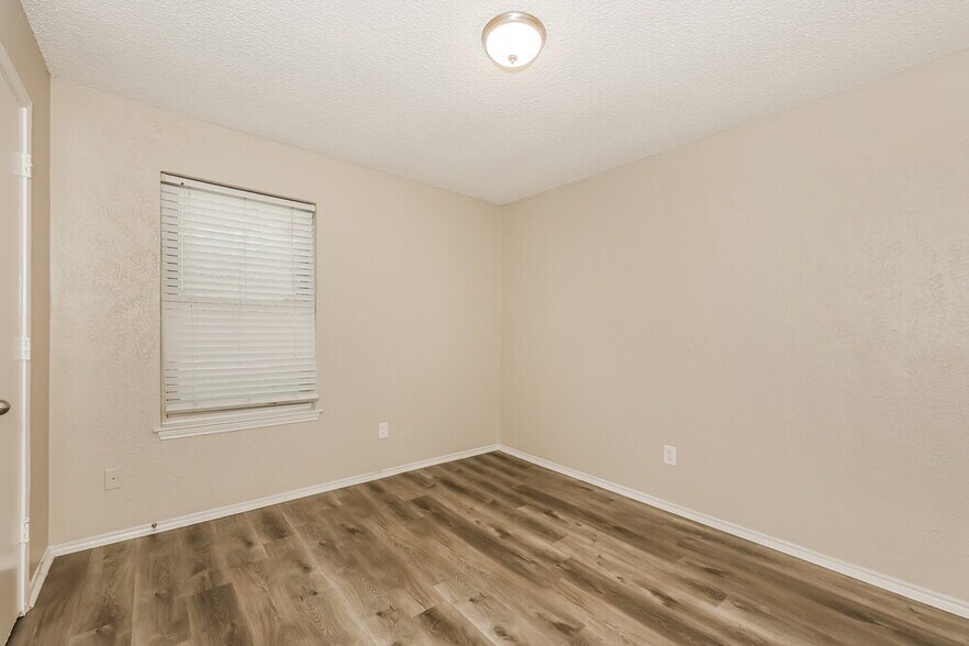 Building Photo - 6004 Cool Springs Dr