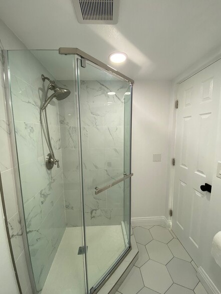 new tiles, new shower enclosure, new shower faucets - 26541 Avenida Veronica