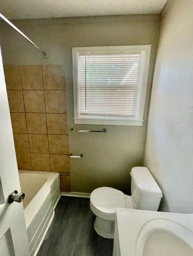 Building Photo - Adorable 3 bedroom 2 bath Ranch style home...
