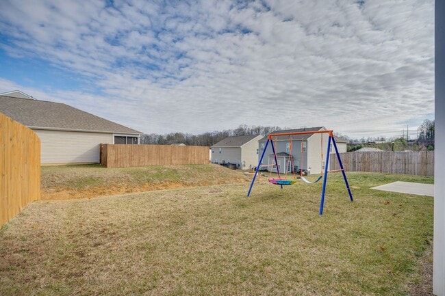 Building Photo - 4 bed/2.5 bath in Kingsport, TN