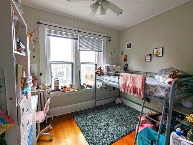 Building Photo - 3 bed/1.5 bath with One parking spot included.