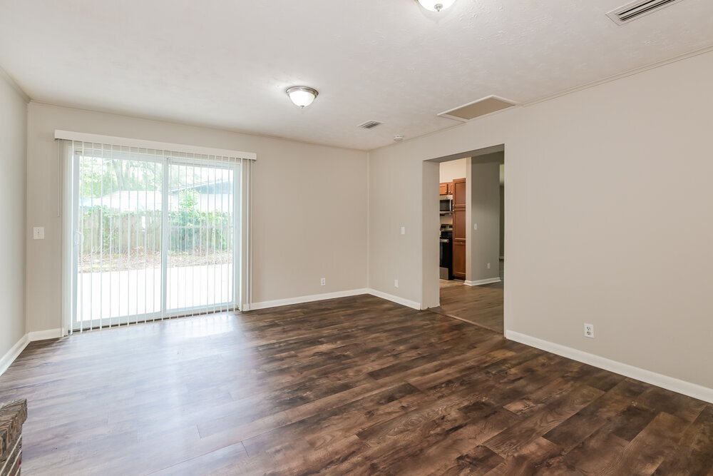 Building Photo - 2219 Limoges Dr E