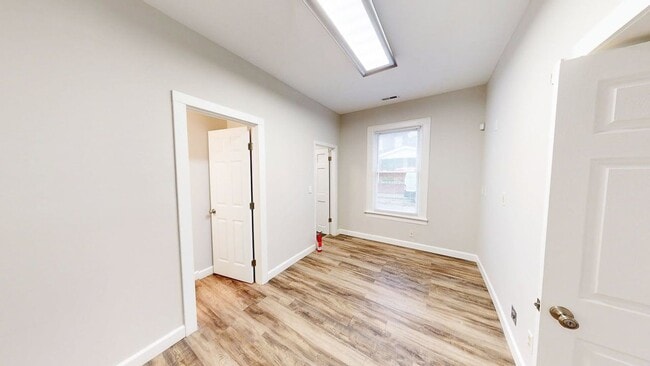 Building Photo - 2 BEDROOMS, 2 FULL BATHROOMS + 1 FREE Off-Street parking spot SPACIOUS single family house availa...