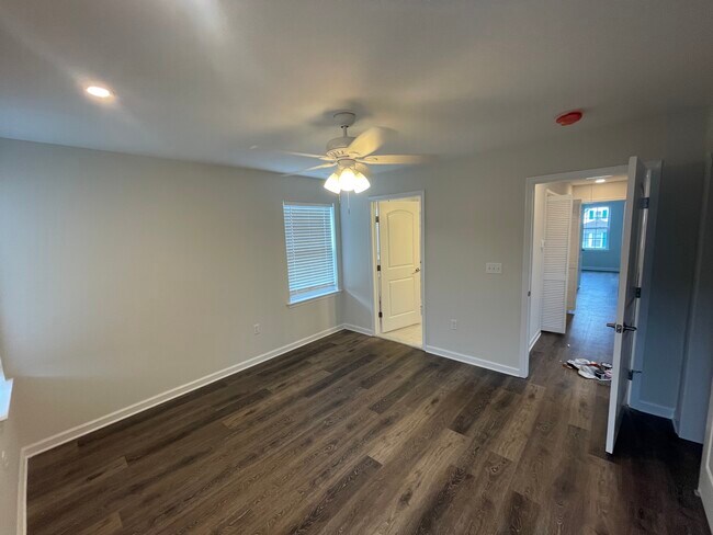 Building Photo - 416 ShadyNook St