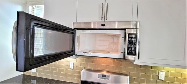 Building Photo - 2 Adelfa St