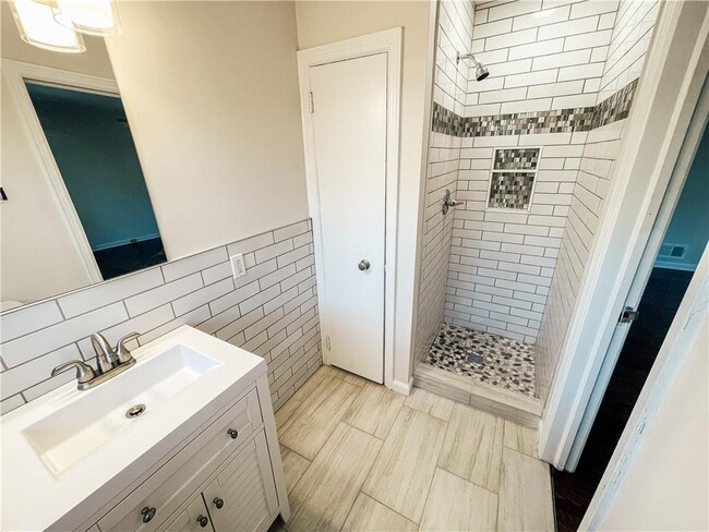 Building Photo - 359 N Victoria Rd