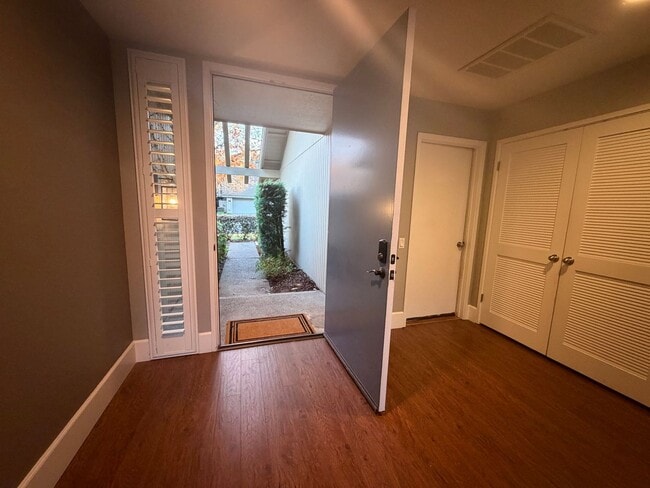 Building Photo - Gorgeous 3-Bedroom House in Gold River with pool