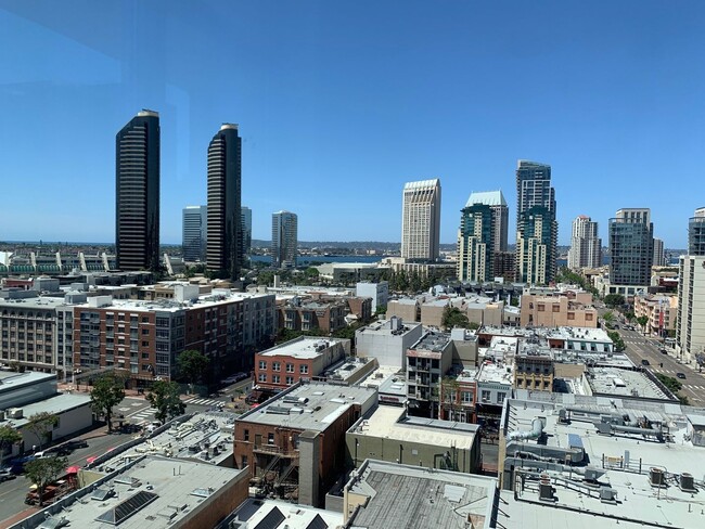 Primary Photo - Downtown San Diego - fully furnished upsca...