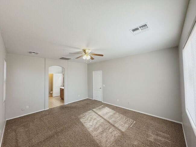 Building Photo - MOVE IN SPECILAS!! 5BD 3BA IN JOHNSON RANC...