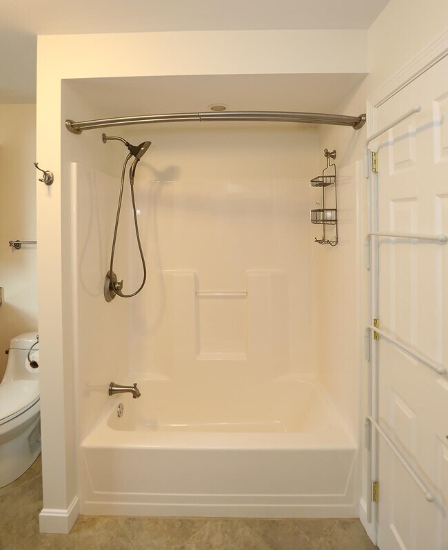 Building Photo - 32 Chapleau Ave