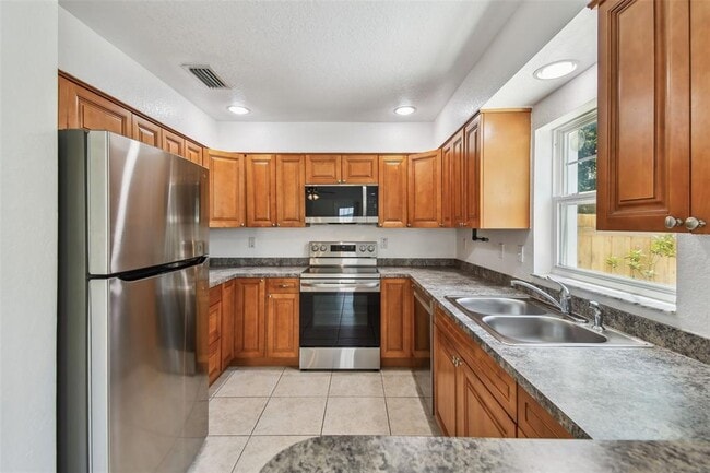 Building Photo - 587 Shady Grove Dr