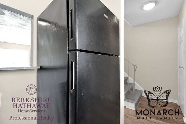 Building Photo - 2 Bedroom Townhouse Apartment- HUGE WALK IN CLOSET