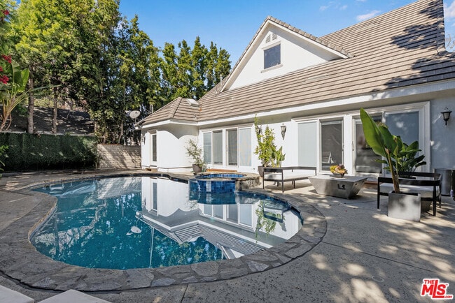 Building Photo - 367 S Oak Ave