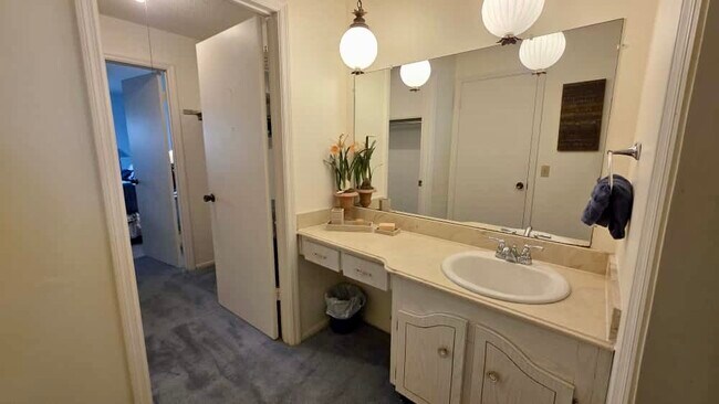 Building Photo - 701 Poinsettia Rd