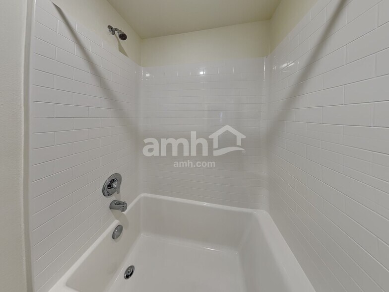 Building Photo - 1415 W 16th Ave