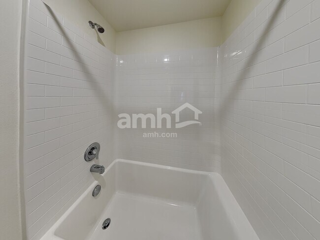 Building Photo - 1415 W 16th Ave