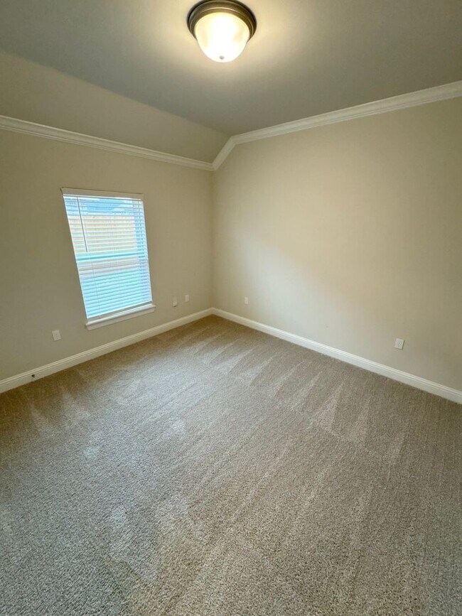 Building Photo - Legacy Neighborhood!