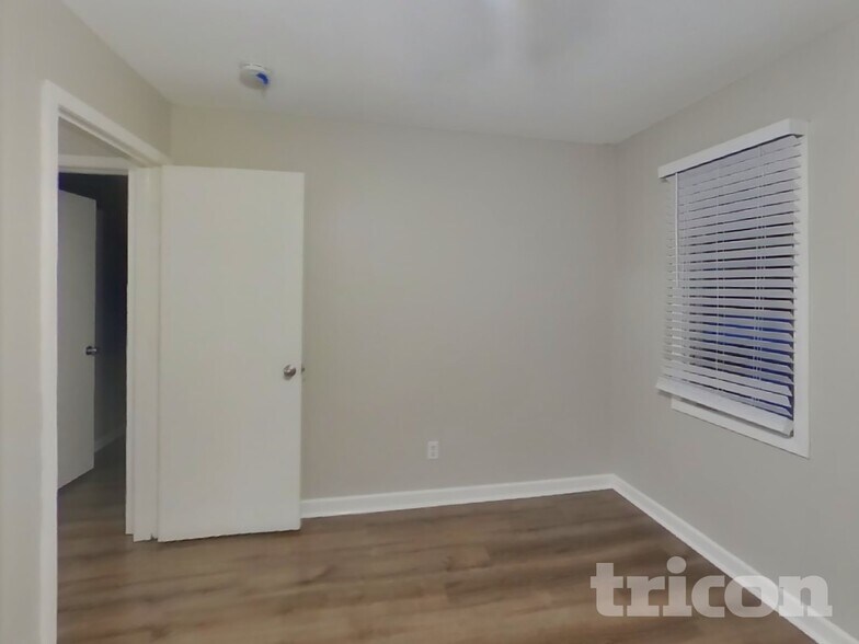 Building Photo - 820 Shenandoah Ln N