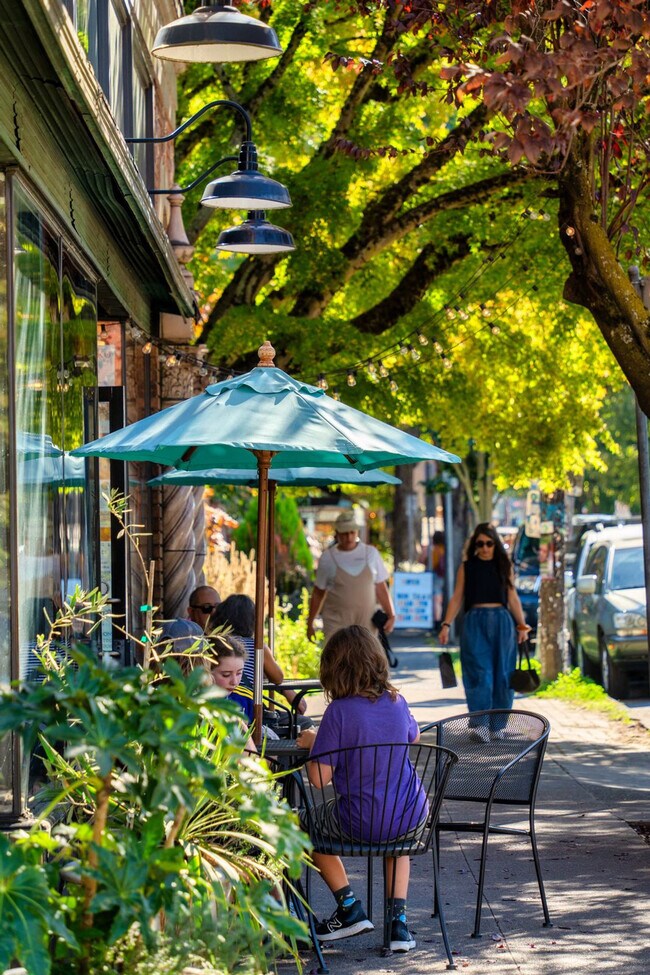 Building Photo - 925 NE 23rd Ave