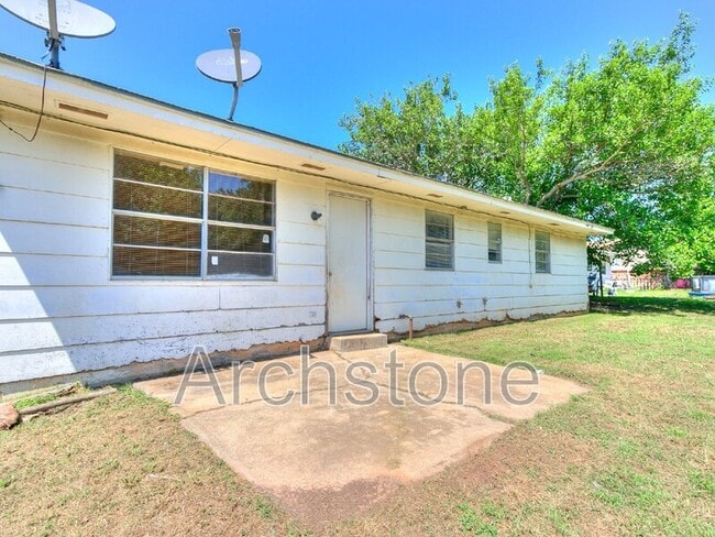 Building Photo - 8814 NE 13th St