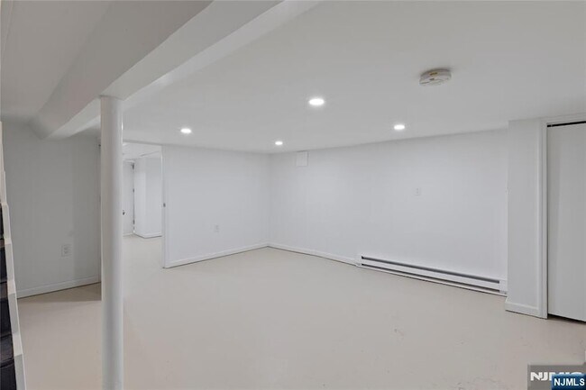 Building Photo - 676 Chestnut St