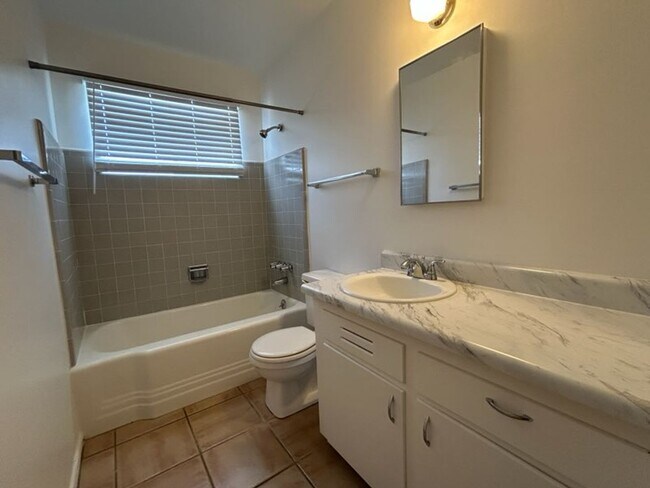 Building Photo - Highland Estates